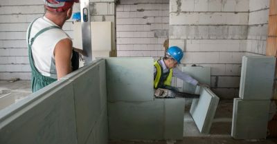 Latem najwięcej w pracach sezonowych zarobi budowlaniec, zwłaszcza młody