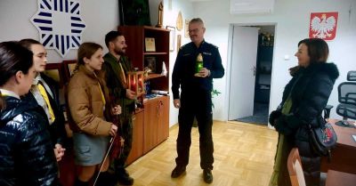 Betlejemskie Światło Pokoju przekazane policji w Ropczycach