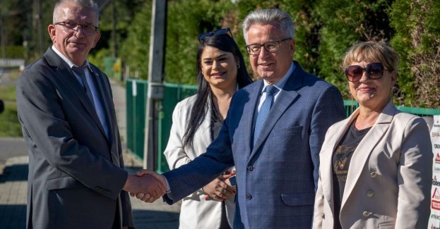 W Ropczycach-Chechłach zakończył się remont 700-metrowego odcinka chodnika przy drodze wojewódzkiej nr 986. Odbiór końcowy inwestycji odbył się 2 października.
