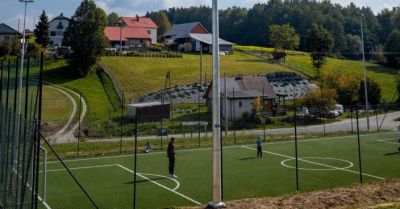 Plac sportowy w Gnojnicy Woli zyskał oświetlenie